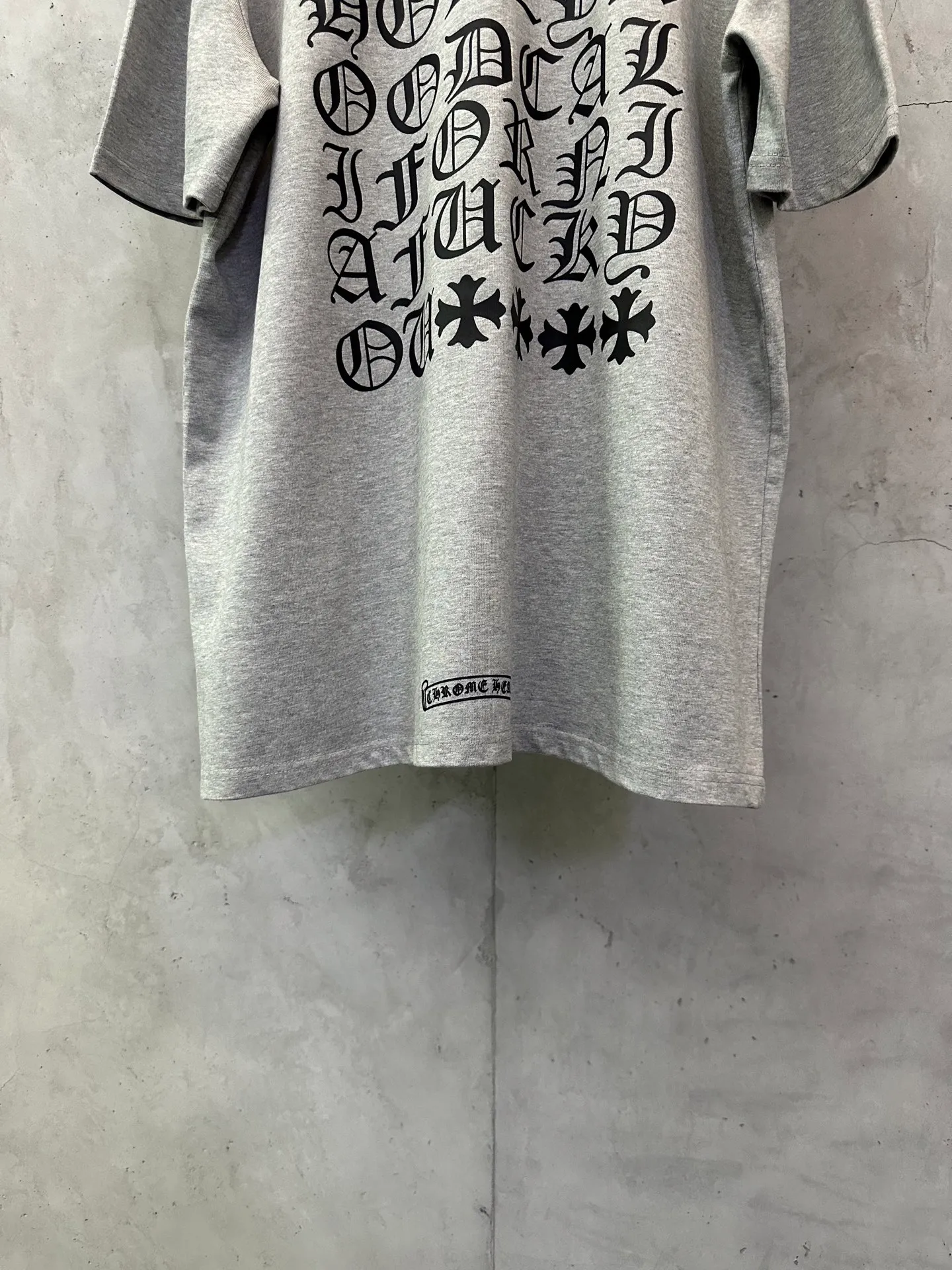 P270 Chrome Hearts 25ss classic Sanskrit gray letter round neck short-sleeved T-shirt. Fabric is high-definition and super heavy. Cotton double yarn compact Xinjiang cotton. Weight 400g. Paired with 2*2 Salona rib. 420g. Clean cloth. Clear texture. Tight feel. Stiff. High color fastness. No deformation. No discoloration. Customized hardware. Thread. Accessories. Alignment. Same style for men and women. -Color: Black White Gray -Size: XS S M L XL